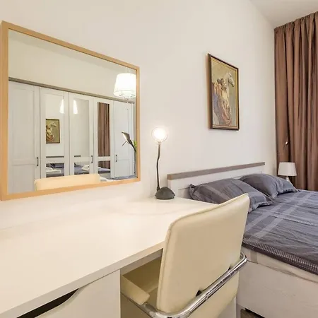 ❀pop Up Colours In This Super Central One Bedroom❀ Sofia