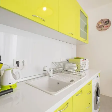 ❀pop Up Colours In This Super Central One Bedroom❀ *