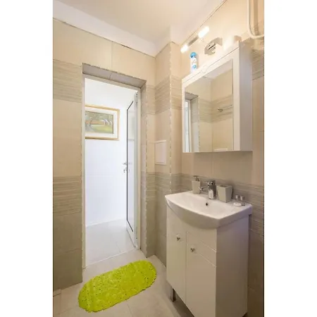 ❀pop Up Colours In This Super Central One Bedroom❀ *
